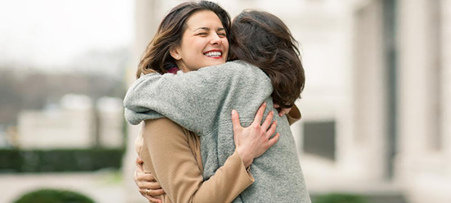 포옹으로 강화되는 인간관계